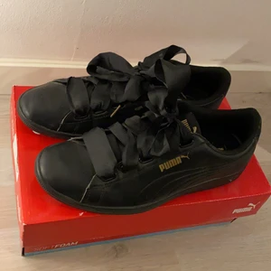 Puma skor, strl 40,5 - Säljer dessa splitternya puma skor, köpt för 899 kr från zalando. Priset gäller utan frakt. 