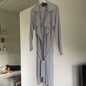 Trenchcoat - Från bikbok strl Xs passar S också någon fläck som antagligen går bort i tvätten ej provat 