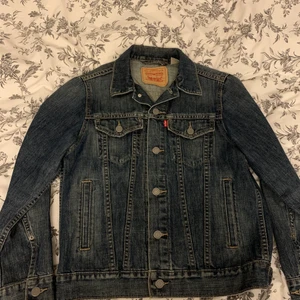 Levis jeansjacka - Supersnygg Levis jeansjacka. Hittar ingen storlek men skulle säga s eller m beroende på hur man vill att den sitter