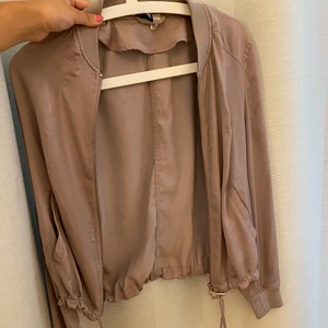 Tunn jacka  - Säljer denna ”bomber jacka” i ett tunt material. Skriv för mer bilder, skulle säga att den är i begagnat skick☺️