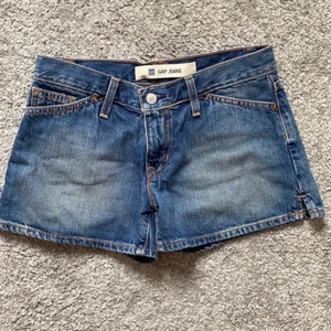 Trendiga lågmidjade shorts   - Ett par jätte fin shorts från gap som är väldigt trendiga, jätte fina till sommaren och jätte fina att styla med! Säljs pga de inte kommer till användning. Köparen står för frakten om du är intresserad kontakta mig! 💕