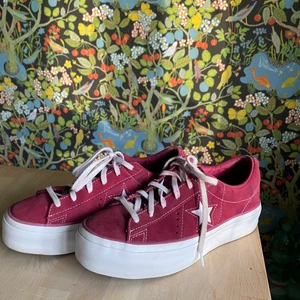 Converse - Jättesnygga vinröda Converse med plattform! Använda men i bra skick! Det enda som är lite smutsigt är snöret men det går enkelt att tvätta eller byta! Storlek 38 och är normala i storleken!🥰