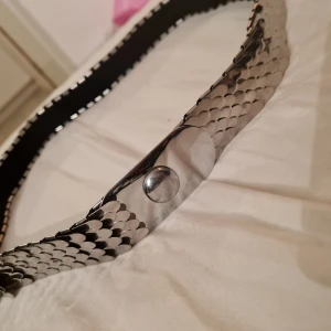 Fjäll-bälte i stål - Snyggt bälte i utmärkt skick! Insidan är mjukt reså och den anpassas i storlek efter den som använder den! 