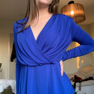 Jättefin blå festtopp med volang  - Topp från Bik bok i royal blue i superbra skick. Mjukt och stretchigt tyg. Storlek XS! 💙 