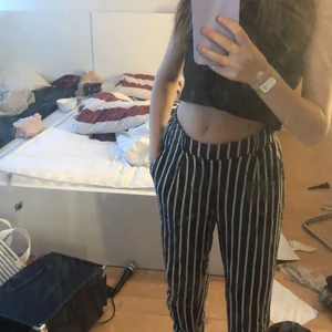 Randiga byxor - Randiga byxor ( svart vita ) går att ha bälte till, använda 3-4 gånger