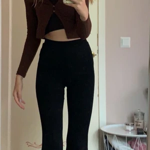 Utsvänga leggings  - Säljer nu mina fina utsvängda leggings från Shein, använda Max 2 gånger så i väldigt fint skick, köptes för 129 kr. Köparen står för frakten 🥰 lite långa på mig som är 172