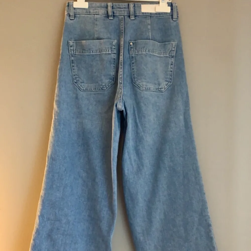 Vida jeans från hm som är använda ett fåtal gånger, stl 32. Jeans & Byxor.