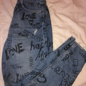 Mickey Mouse Jeans  - Jätte fina högmidjade Mickey Mouse byxor. Använt de bara två gånger. Storlek S och passar bra om man är kort . De är Tajta vid vidjan bara annars är de sköna att ha på sig🤍