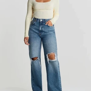 Blåa jeans - Säljer dessa snygga jeans från Gina! Säljer för att jag inte använder längre. Fållade upp dom för att de va för långa på mig som är 1.61. Har en söm längst ner så att de passar perfekt!✨ 