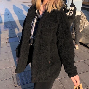 Fluffig Teddy jacka  - Super fin varm jacka som passar nu till både hösten och vintern! Den är varm så funkar super nu under vintern också! Säljer då den inte används längre då jag brukar byta jacka varje vinter då jag tröttnar☺️ den är i bra skick och sitter jätte fint och oversized 