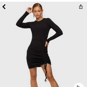 En svart klänning ifrån Nelly med ett reglerbart band vid benet. Aldrig använt