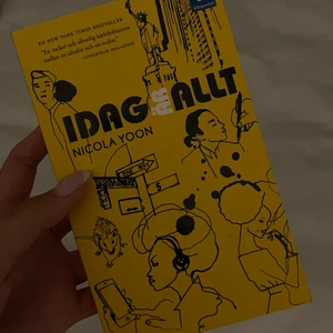 Idag Är Allt (The Sun Is Also A Star)  - Svensk översatt av The Sun Is Also A Star, en film har gjorts på den. Rekommenderar om du gillar romantik med en tidsram💌