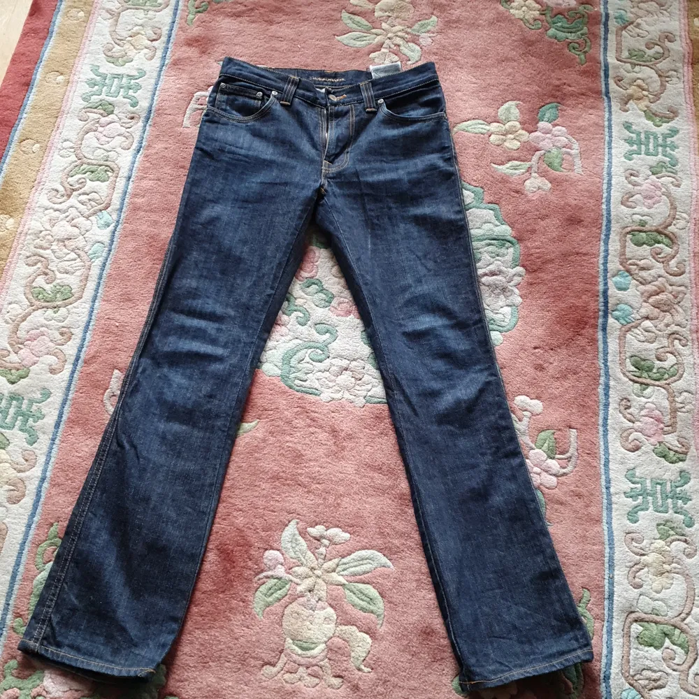Jätte fin åkta Nudie jeans som sitter jätte perfect på kroppen och matcherar med allt. Jeansen är användade cirka 2 gånger och passar xs_ s.Finns fler bilder . Jeans & Byxor.