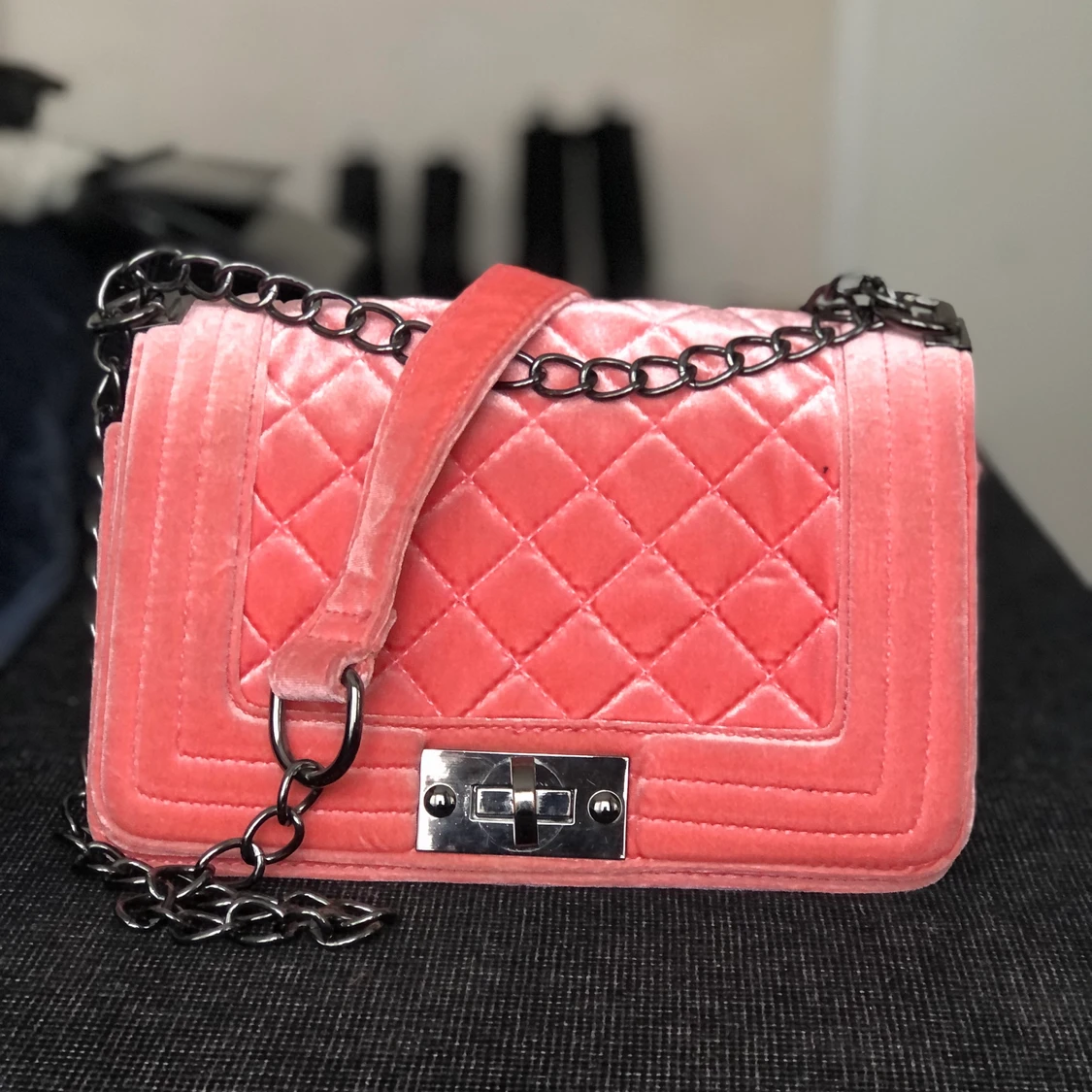 Rosa axelvĂ€ska i mockađ