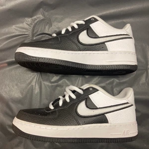 Skor - Säljer nu mina nike air force 1 då dem tyvärr var lite för små för mig. Dom är i storlek 35,5 or var lite för små.   Köparen står för frakten