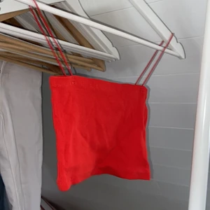 Röd topp strl S - Röd Zara topp. Bra skick, knappt använd.