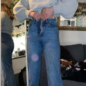 jeans - ett par blåa jeans som tyvärr har blivit för små för mig men gillar dom väldigt mycket, modellen är straight och går ner till fötterna.