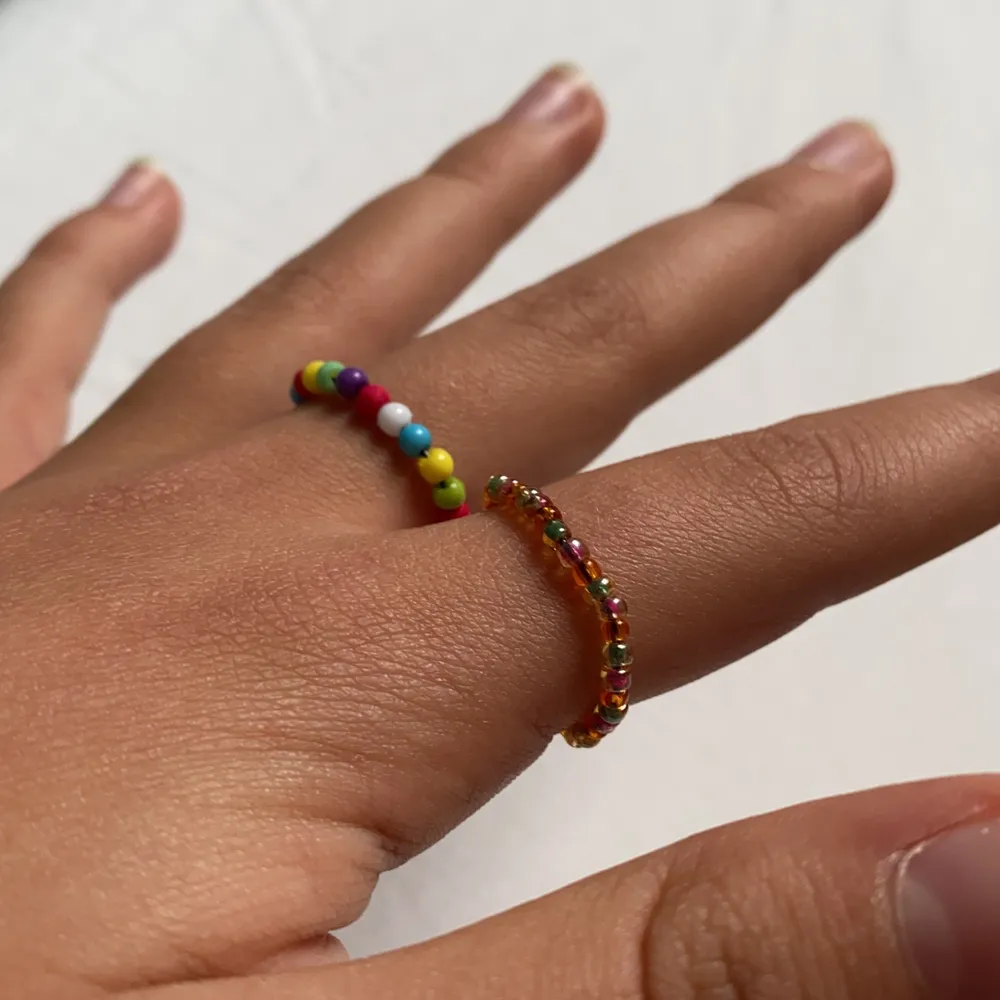 Det här är två färgglada ringar som är gjorda av ståltråd💍 super fina och dom är hemmagjorda🌈 dom kostar 2kr styck eller så kan man köpa båda för 4kr🥰. Övrigt.