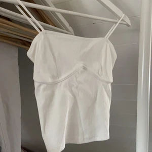 Gina tricot topp strl XS - Vit topp. Bra skick, knappt använd.
