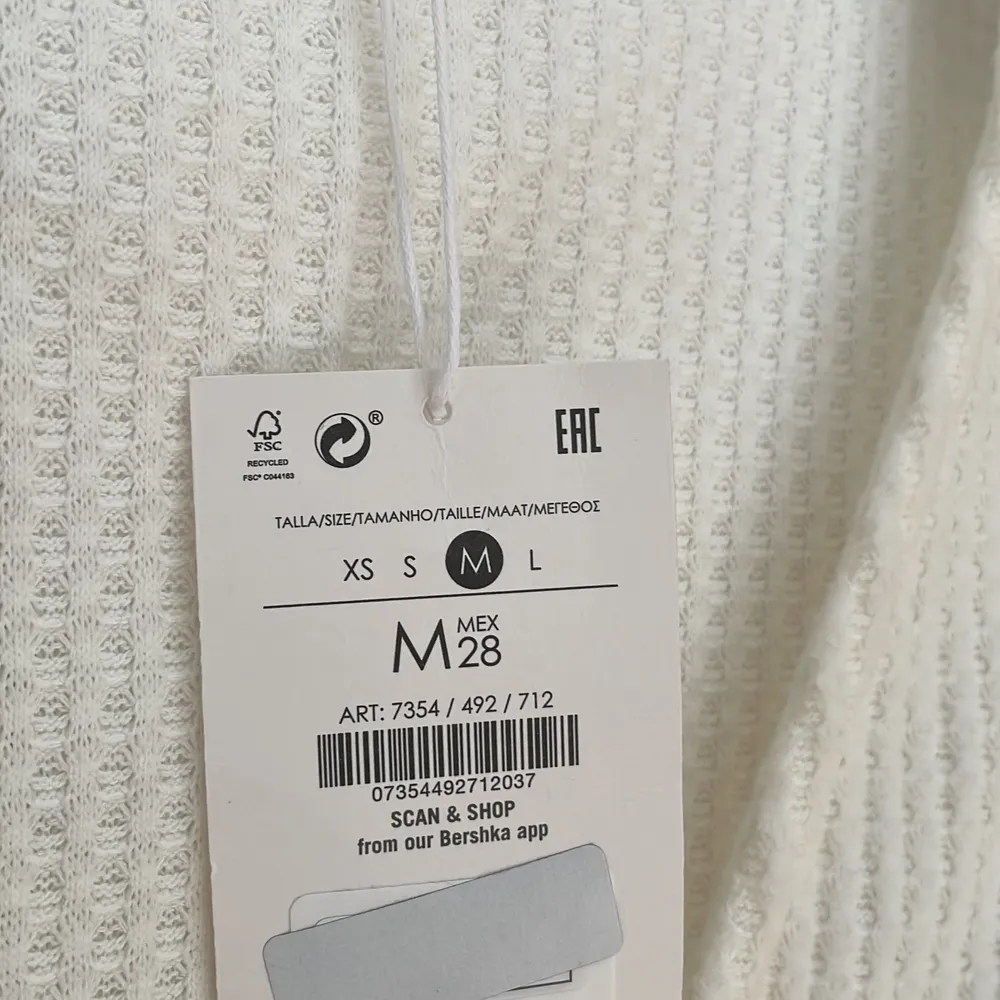 En vit och mjuk tröja från Bershka. Skönt material och aldrig använd då den inte passar. Är storlek M men skulle säga S!!! 💓 köparen står för frakten! . Tröjor & Koftor.