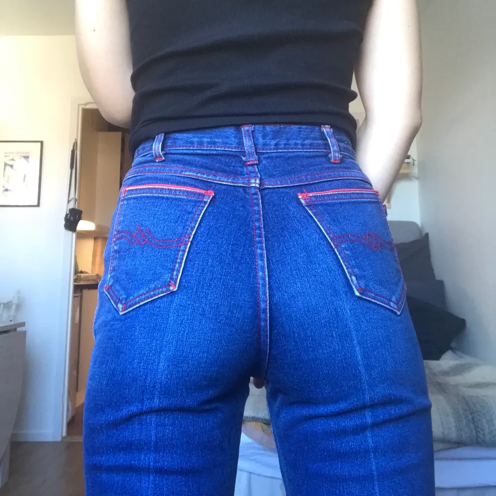 Skitsnygga jeans med röda detaljer! Jag tycker de är liiite för stora för mig som är en XS/S i byxor, med rätt smala höfter. Kan tänka mig att de skulle sitta skitbra på någon som normalt har S/M i byxor eller en XS/S med lite bredare höfter än mig. Sitter skitsnyggt över rumpan! Jag är 170 och de går ned till mina fötter. Står storlek 40, men passar allt från strl 36-40, kanske större, är väldigt stretchiga.. Jeans & Byxor.