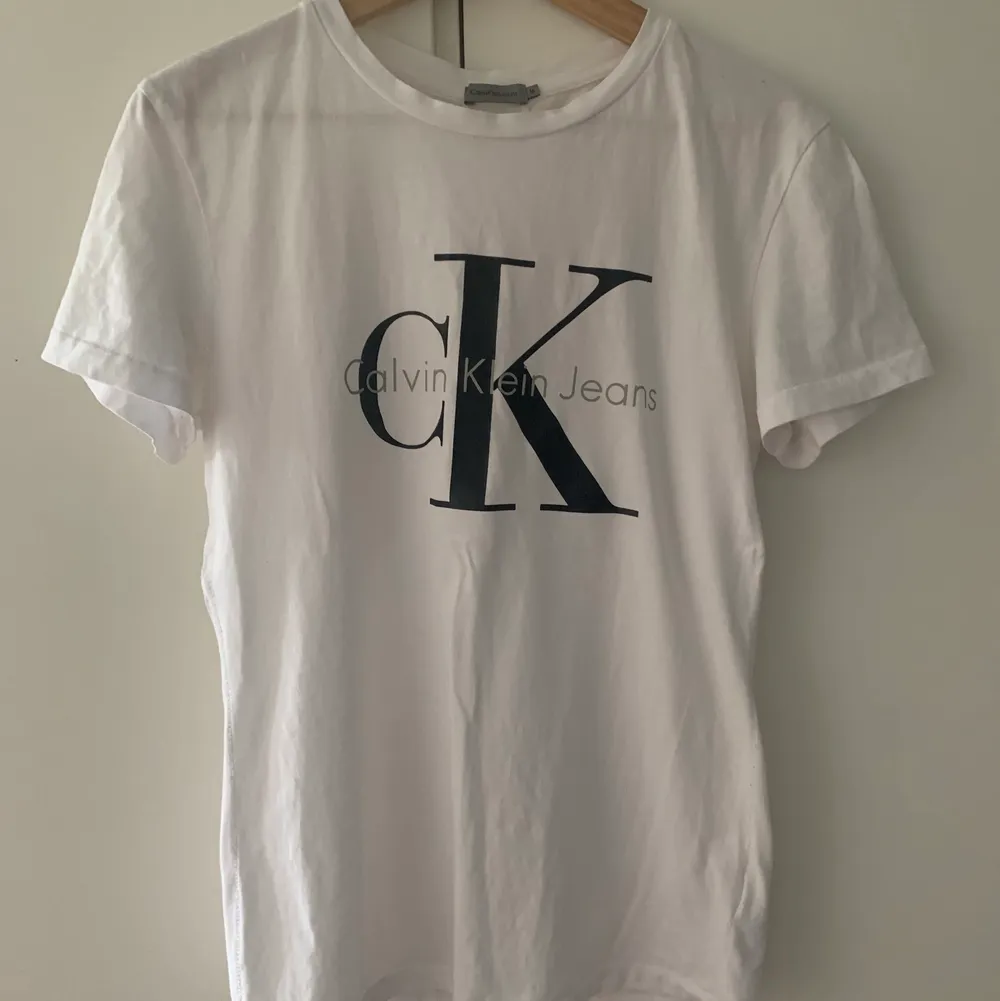 Vit t-shirt från Calvin Klein Jeans, använd max 2 ggr. Använder inte eftersom den köptes i fel storlek. Nypris 399kr, du får den för 50! . T-shirts.