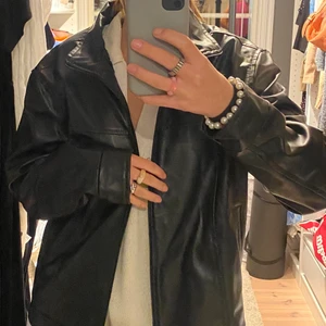 Skinnjacka - Super cool skinnjacka! Oversized men ändå passbar! Jag har vanligt vis M i jackor. Köparen står för eventuell frakt🖤🤍