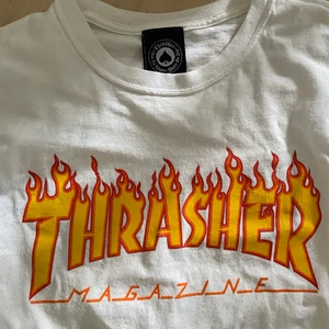 Thrasher T-shirt  - En vit thrasher t-shirt i storlek L. Knappt använd men tryckte har krackelerat eftersom den är ca 3 år gammal :) 