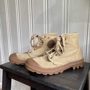 Palladium - Sneakers från Palladium, riktigt snygg färg och i fint skick. Säljes på grund av att jag inte använder de längre men de förtjänar ett nytt hem!