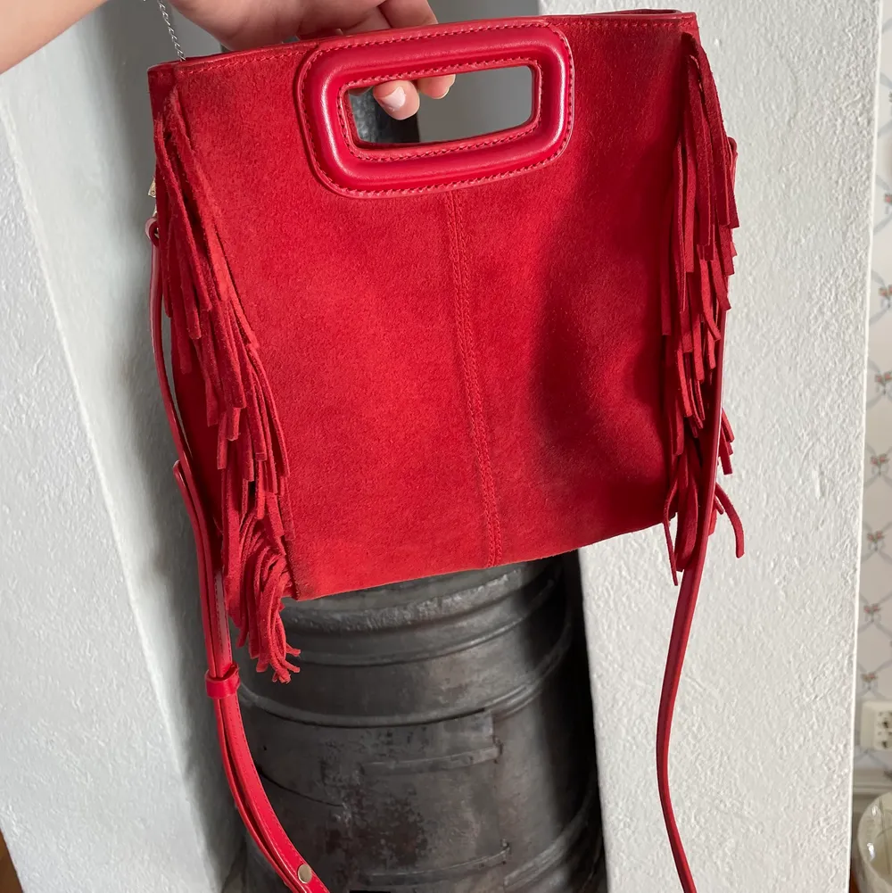 Kollar intresset för min fina röda Maje väska köpt på Maje butiken i New York för drygt två år sedan. Super najs och sparsamt använd😃  BUD 1500kr + frakt. Väskor.