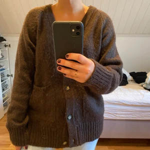 Brun stickad från Gina tricot, S - Brun stickad kofta med fickor och fyra knappar. Bra skicka, men lite nopprig så som stickat ofta blir i tvätten. Säljer för 150 exlusive frakt💕