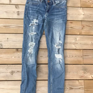 Jeans  - Säljer dessa jeans med håll💕Var inte rädd att skicka efter fler bilder eller frågor!