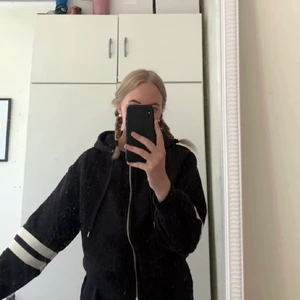 Svart hoodie - Svart hoodie med dragkedja från H&M. Vita streck på ärmarna. Storlek S/M.