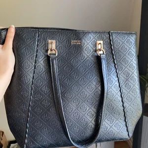 Guess väska - Säljer min fräscha, knappt använda guess väska! Köpt för 1200kr, säljer för 500kr. Självklart äkta. 