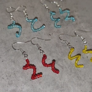 Handgjorda unika örhängen - Handgjorda örhängen. Kan även göra efter dina önskemål om jag har material till det hemma. Kolla in min plick för mer smycken och kläder☺️ 45kr st+ frakt