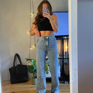 ZARA Jeans - Säljer dessa zara 90’s full length jeans då de blivit för små och ej kommer till användning ⚡️ jag är 167 cm lång💘 hör av er vid frågor!