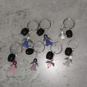 Nyckelringar - Handgjorda nyckelringar. Kan även göra efter dina önskemål om jag har material till det hemma. Kolla in min plick för mer smycken och kläder☺️ OBS begränsat antal av vissa vingar! 65kr st+ frakt