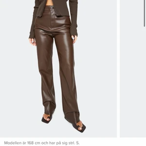 läderbyxor - utsvänga läderbyxor fråm bikbok, oanvända men utan lapp helt slutsålda på hemsidan