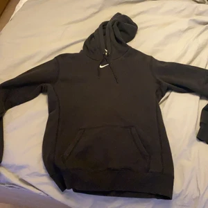 Vintage nike middle swoosh  - Hej säljer en vintage nike middle swoosh. Riktigt rare hoodie som inte alls känns eller ser ut att vara så gammal. Står medium men sitter som en small