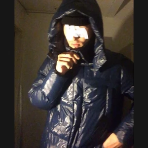 Rains Puffer jacka / Dunjacka (?Moncler  - En dunder NY dunjacka/pufferjacka från märket ”Rains” som gör tunga ytterplagg  med sjukt bra kvalitet. Denna påminner mycket om en moncler, men fetare o mer originellt pga att den är i parka(kappa) längd. Storleken är:  S/M men passar size  L Bra också!   Har redan flera vinterjackor så behövde ej denna (även om Jag vill)😆 Jag har köpkvittens och alla prislappar kvar !  Sista bilden har inzoom av prislappen NYPRIS 3899:-Skick o kvalitet- 11/10. varm skön o trendig! MITT PRIS: 1299:kan diskute
