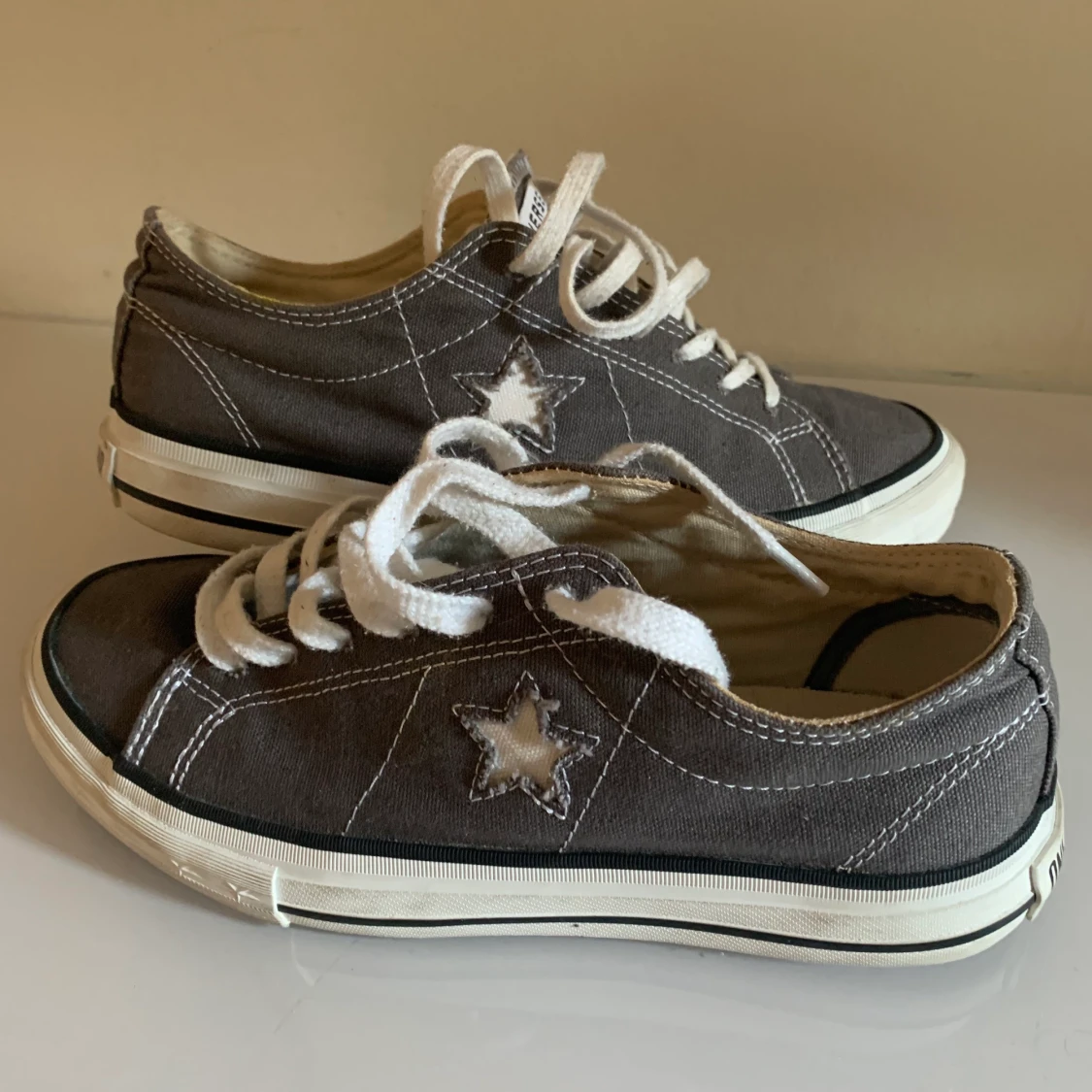 Gråa one star converse