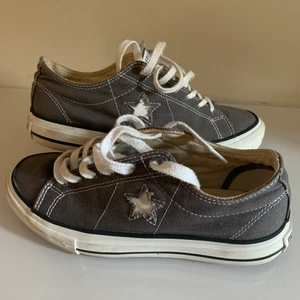 Gråa one star converse - Begagnade Gråa låga one star converse i fint skick. Säljer på grund av att de va precis för små för mig. Frakt tillkommer