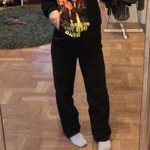 svarta jeans - säljer dessa svarta jeansen som jag köpt på shein. De sitter baggy men är väldigt snygga, säljer pågrund av att jag inte får användning av de längre. frakt tillkommer💕