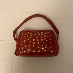 SNYGG VÄSKA - Du har nu chansen att köpa värdens finaste och unika väska. Köpt secondhand så finns ej tillgänglig någoannanstans. Säljs ändats vid ett bra bud.  Super bra skick! Köparen står för frakten⚠️buda i kommentererna⚠️