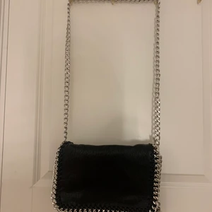 Väska med kedjor - Väldigt fin väska men kommer inte till andvändning