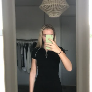 Klänning med dragkedja  - Säljer denna klänning då den är lite för liten💗 använd ett fåtal gånger, köparen står för frakt 
