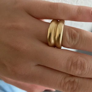 Fin guldig ring från glitter - En ring från glitter. Storlek 7, säljer pga d kom aldrig till användning 