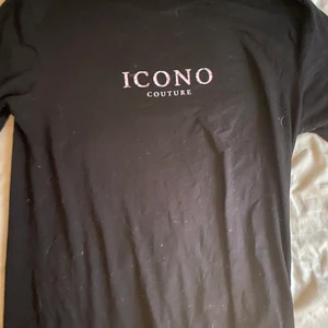 Svart t-shirt med tryck - Svart t-shirt med tryck från New yorker. Storlek L men passar bra som M. Frakten ingår inte