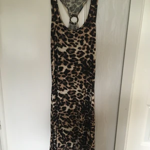 Leopardklänning - Fin och skön klänning som knappt är använd. Är 175 lång och framtill når den till knäna. Lite längre bak