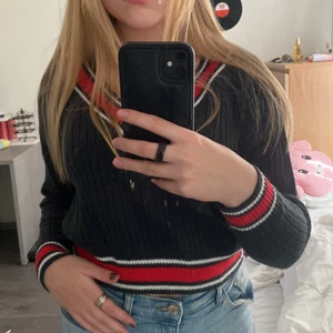 Croppad Kofta i storlek XS HM - Säljer den fina koftan från HM. Den är i XS. Kom aldrig till användning.